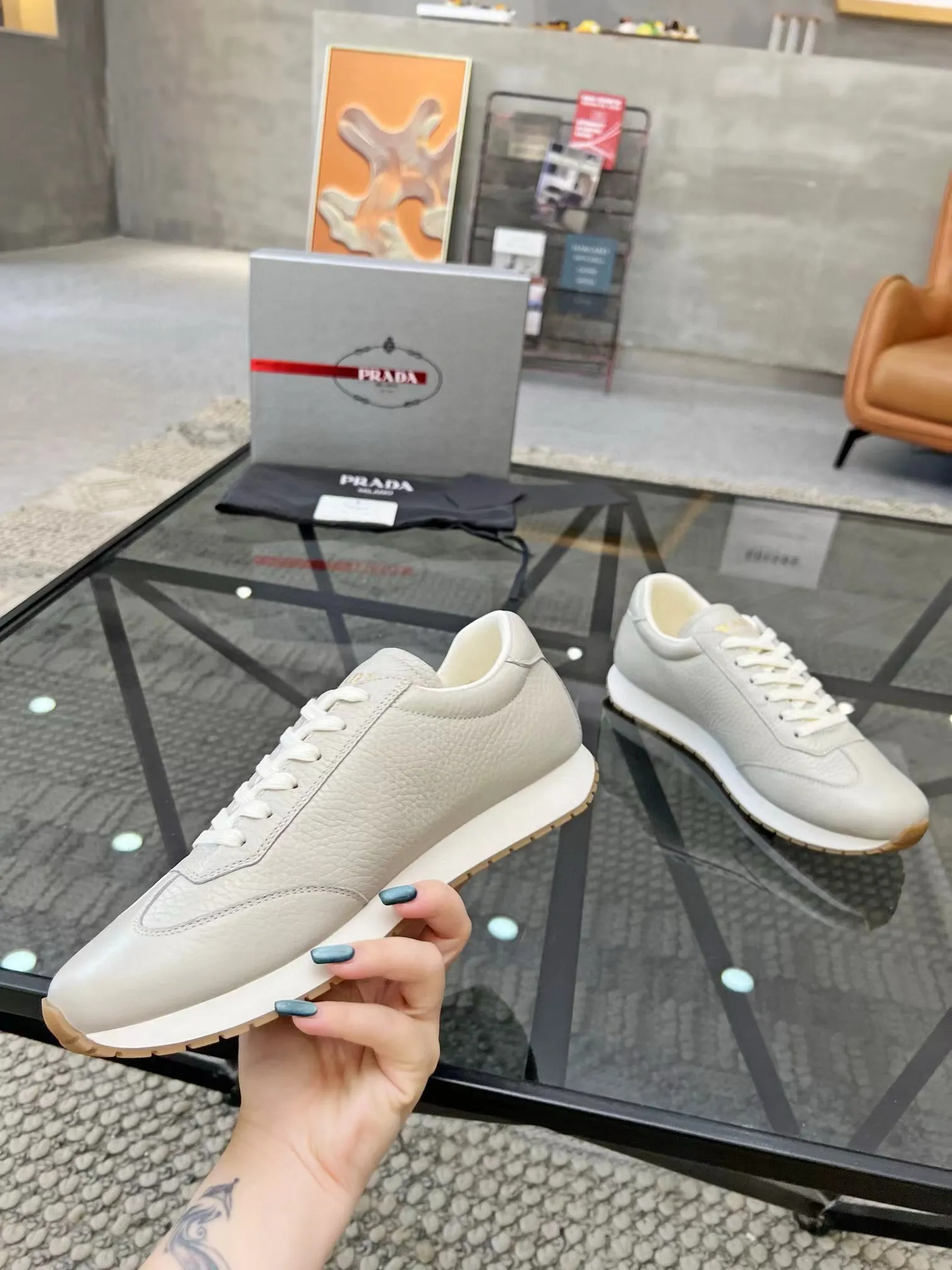 Factory price: 400💰Prada new men's leather sports shoes, the highest version on the market, any comparison is welcome🆚! The original leather has excellent texture and is super high-end! Fetal sheep net lining imported from Italy, removable pad! Luxurious materials and fine workmanship, highly recommended! Code number: 38-44, customized 45